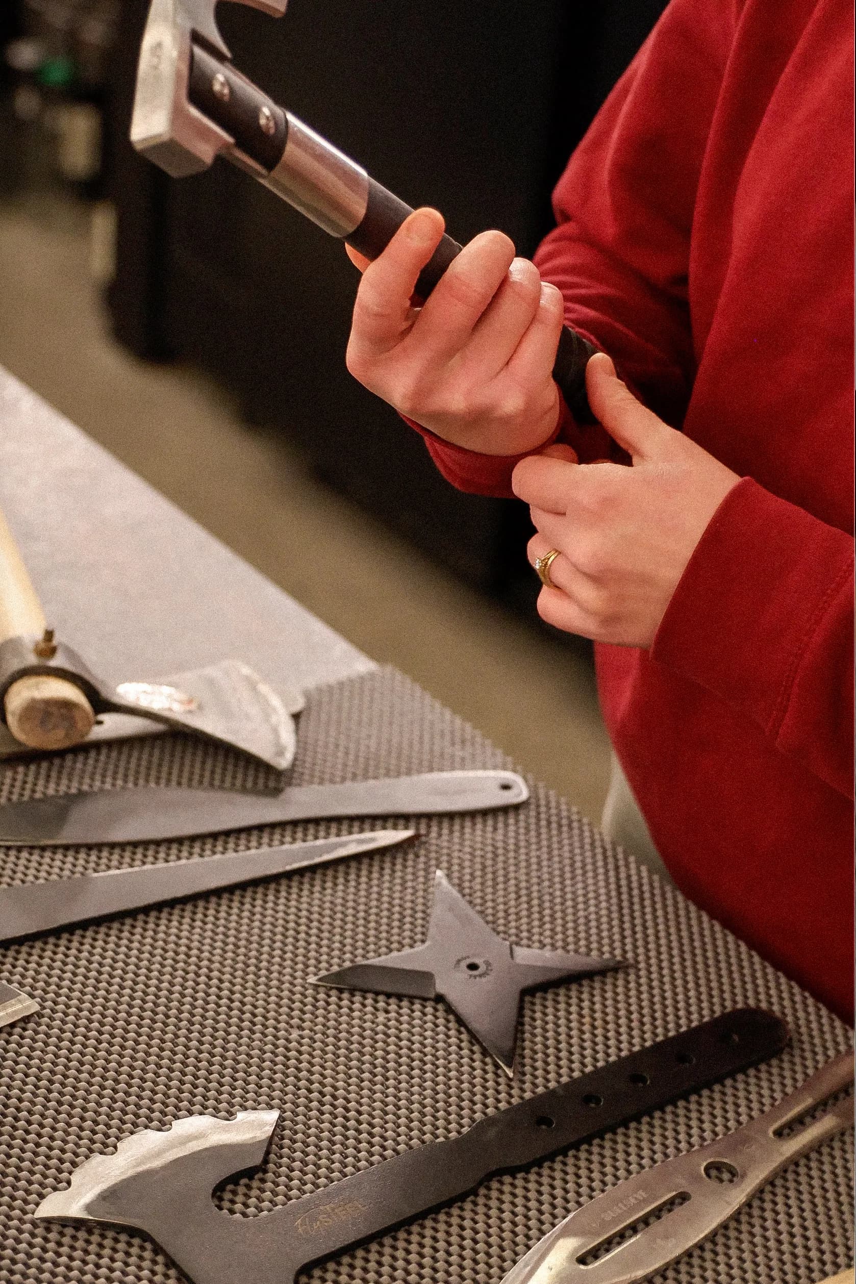 Sélection d'objets de lancer du Hache Bar : haches, couteaux, shurikens posés sur la piste.